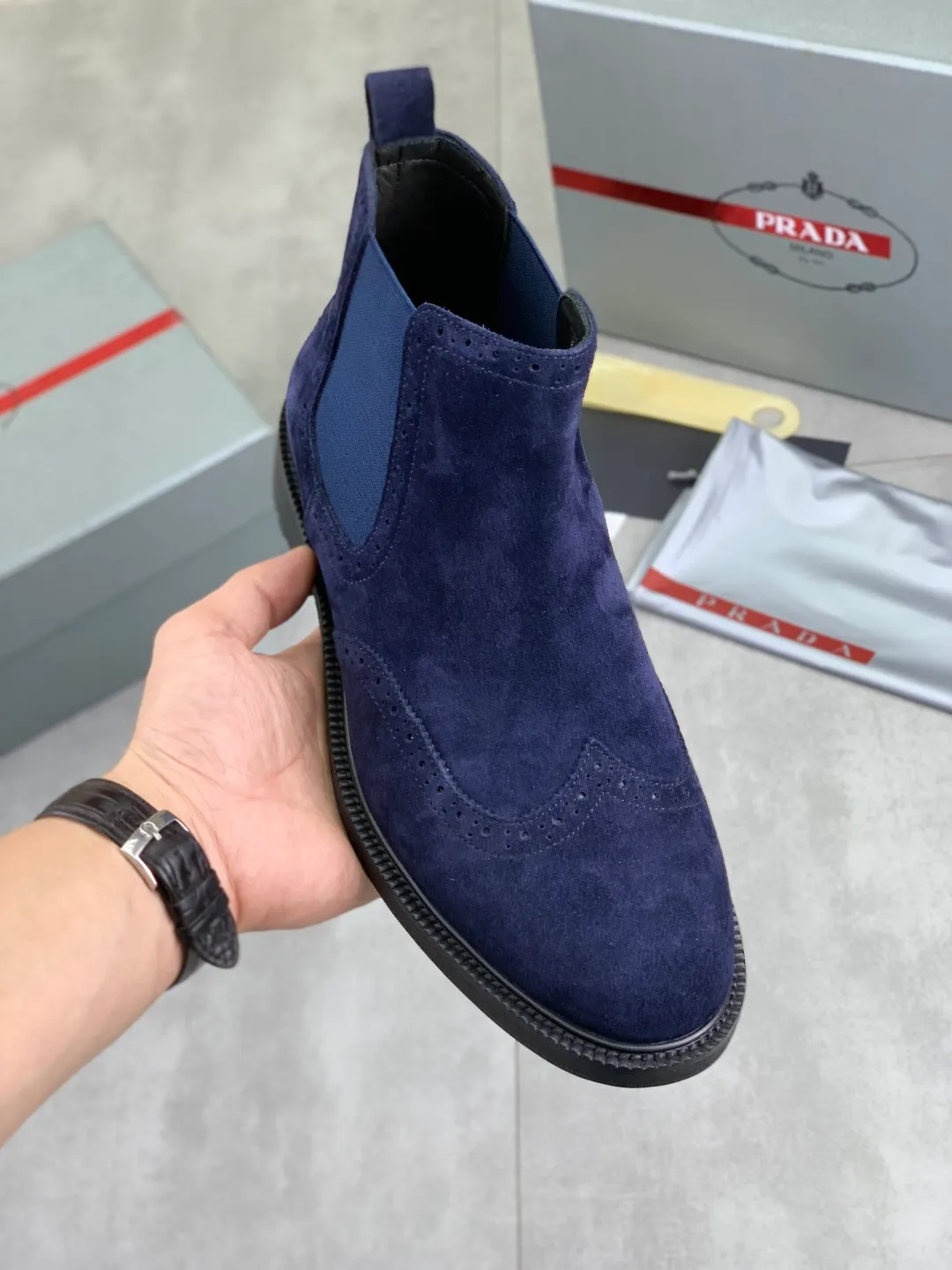 Men's men's shoes 💰P620 New PRADA Prada's new casual leather shoes Original purchase, development and production Prada's men's classic high-top Chelsea boots series, technical breathable fabrics with cowhide, casual sports shoes, casual sports dad shoes, combined with high-tech breathable materials and cowhide, P's exclusive button decoration on the side. The outsole is full of P italic design and bright colors to show vitality and continue the brand's design inspiration. Stroll around the city lightly and feel free and comfortable. Delivered in exquisite packaging 🛍📦 ▪️Material: original customized calfskin with breathable material ▪️Inner: cowhide lining ➕cowhide feet ▪️Outsole: open-molded TPU rubber material ▪️Sole thickness: 3.5CM ▪️Size: Men's 38-44 3️⃣Colors available
